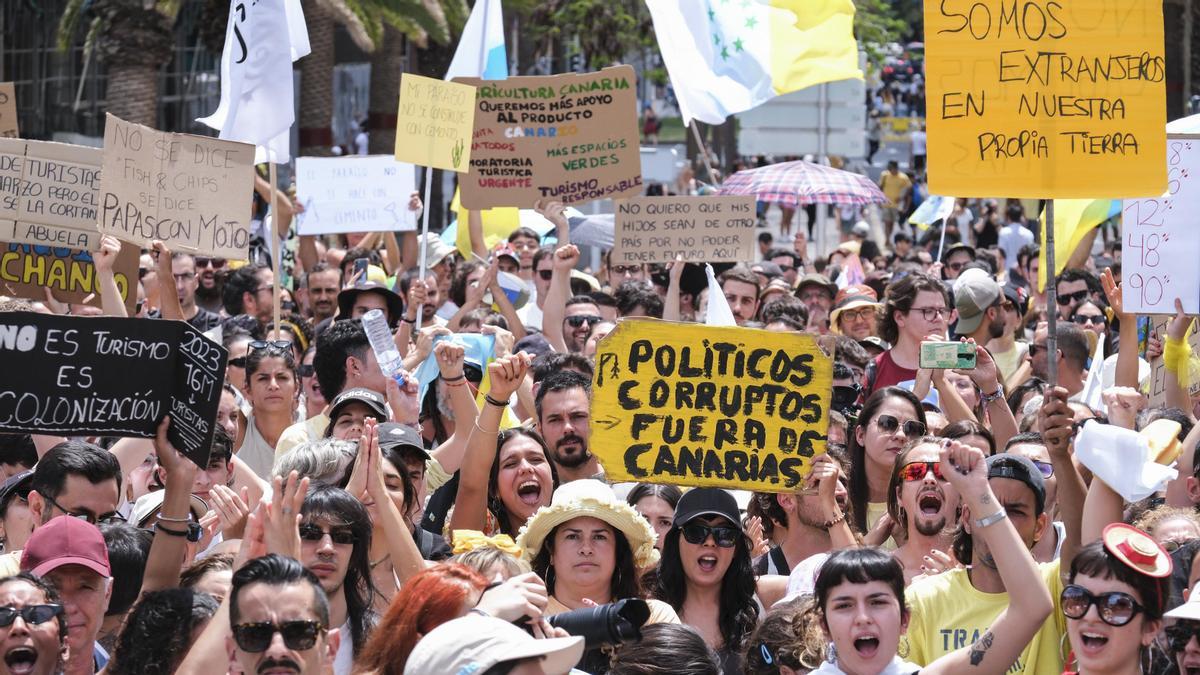 La Verdad Oscura Detrás del Turismo en las Islas Canarias: Protestas, Sobrecarga y el Impacto de los Vacacionistas Británicos