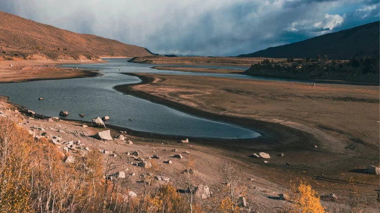 Escándalo mundial! Las grandes empresas tecnológicas están tomando agua de las zonas más secas del planeta para sus centros de datos – ¿Qué significa esto para el futuro del agua?