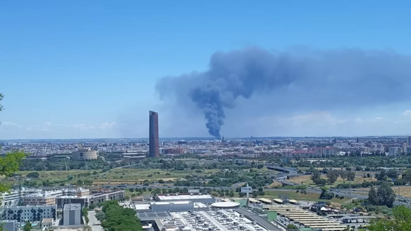 Sevilla cubierta de humo tóxico tras una fuerte explosión en planta química, vecinos aterrados y emergencia en marcha