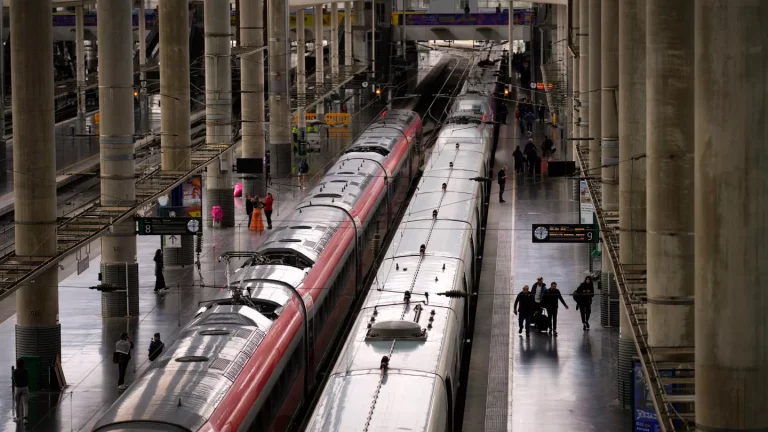 Miles de Españoles Atrapados por el Robo de Cables que Puso de Rodillas al Sistema de Transporte Público