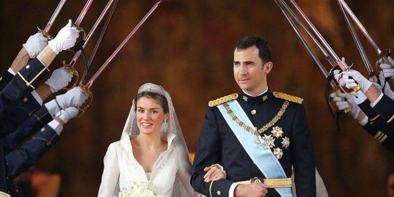 Rey Federico y Reina María de Dinamarca abandonan su palacio en Copenhague y España revela los sorprendentes motivos