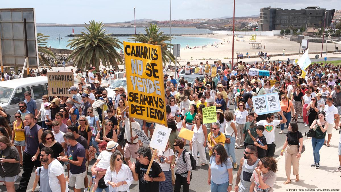 La dura realidad detrás del paraíso: Por qué los residentes de las Islas Canarias están protestando contra el turismo masivo que está destruyendo su hogar