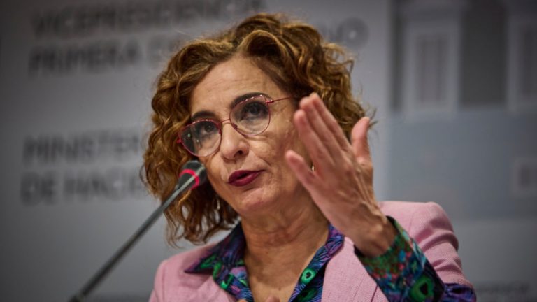 Indignación en España! Gobierno responde con fuerza a quienes acusan a la Ley Beckham de robar a los extranjeros