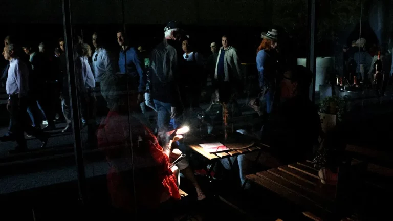 Apagón masivo en una isla española! Miles de personas atrapadas en la oscuridad y sin respuesta