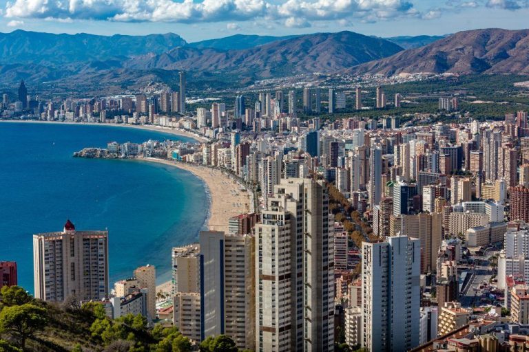 Benidorm Supera a Nueva York en Densidad de Rascacielos: Así es la Ciudad Española con Más Torres por Metro Cuadrado