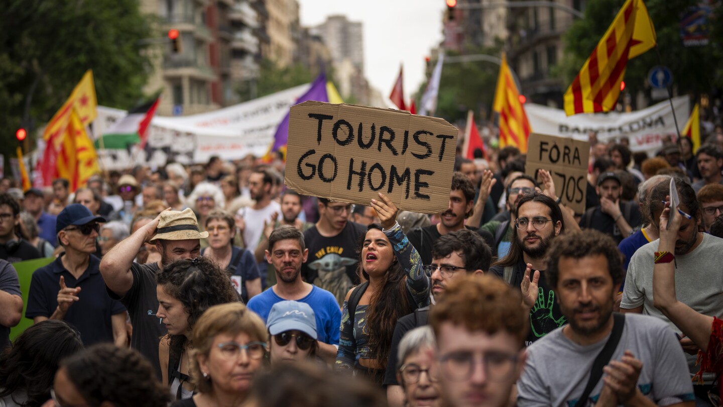 España estalla contra Airbnb: más de 66.000 pisos turísticos serán eliminados por orden del Gobierno y esto es solo el comienzo