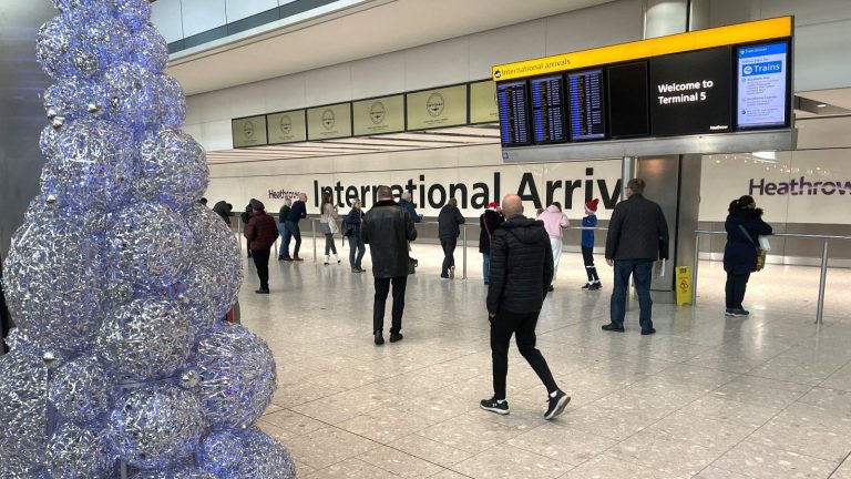 Indignante! Británicos denuncian trato inhumano en aeropuerto español y el gobierno entra en crisis