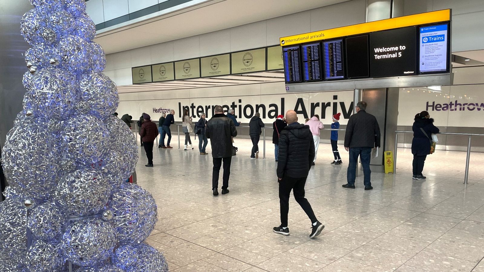 Indignante! Británicos denuncian trato inhumano en aeropuerto español y el gobierno entra en crisis