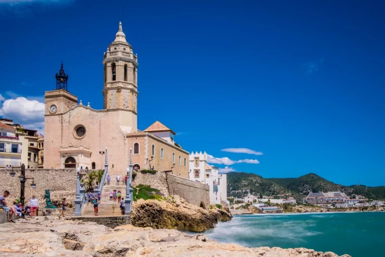 Sitges, España: El Destino Perfecto para Quienes Quieren Sol, Amor Libre, Cultura y Un Poco de Magia Mediterránea