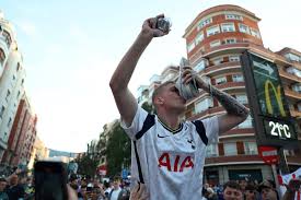 Explota la violencia en España: Hinchas del Manchester United y Tottenham arman pelea brutal en plena calle frente a turistas