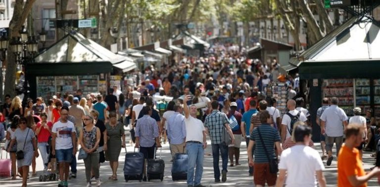 El turismo se descontrola en Europa del Sur: la impactante reacción de los locales que ya no soportan a los visitantes