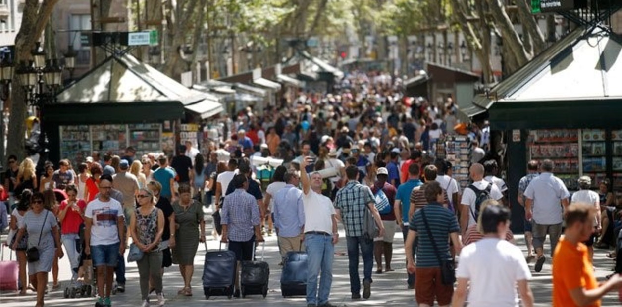 El turismo se descontrola en Europa del Sur: la impactante reacción de los locales que ya no soportan a los visitantes