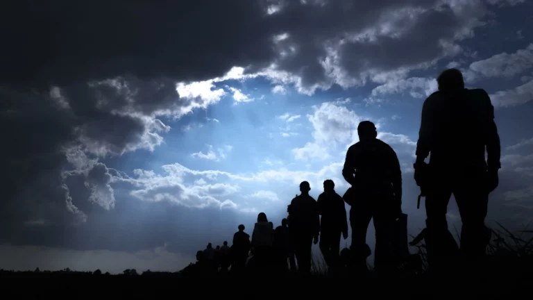 200.000 historias en riesgo: la decisión del Gobierno español que preocupa a los trabajadores migrantes