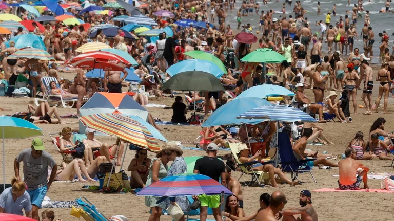 Turistas bajo la lupa: España lanza fuertes sanciones en la playa y estas son las más peligrosas